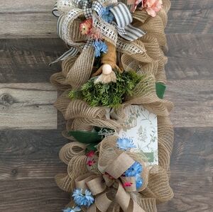 A great beauty gnome/welcome swag wreath
